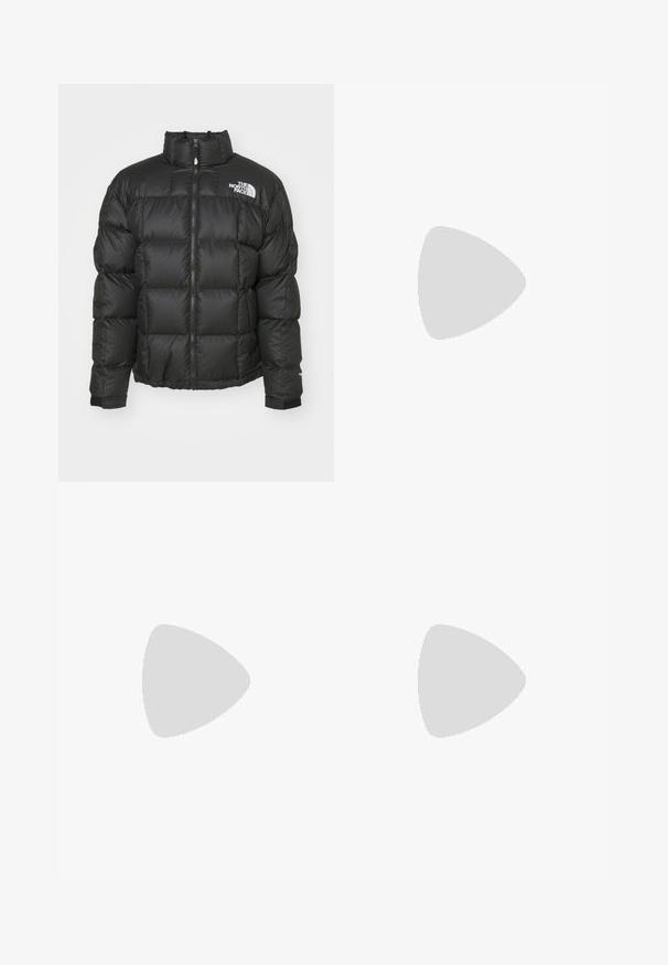 Svart puffjacka med hög krage, dragkedjestängning och vadderat mönster. Har logotyp på vänster bröst och elastiska ärmslut.; Svart t-shirt med kort ärm och vita tre-randiga detaljer på axlarna samt en liten vit logotyp på bröstet. Slät tygtextur.; Svarta träningsbyxor med elastisk midja, med vita sidostreck och en liten logotyp. Materialet verkar mjukt och lätt.; Svart mockaskor med gula accenter, med tre ränder och en brun gummisula. Inkluderar en vadderad tunga för extra komfort.