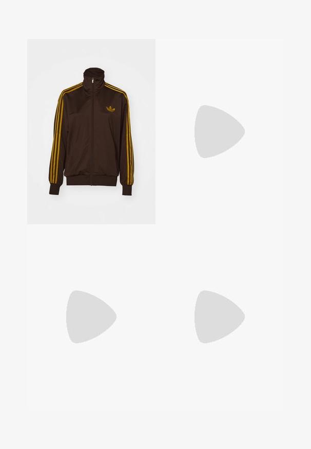 Braune Zip-Jacke mit hohem Kragen, die drei vertikale gelbe Streifen an jedem Ärmel und ein gesticktes Logo auf der Brust aufweist.; Weißes Baumwoll-T-Shirt mit einem schwarzen Rippenkragen, kurzen Ärmeln, schwarzen Streifen-Akzenten und einem gelben Smiley-Gesicht, das auf der Brust gestickt ist.; Cremfarbene, weit geschnittene Hosen mit einem Zickzackmuster, ausgestattet mit einem schwarzen Logo-Bund und seitlichen schwarzen Streifen. Leichter, strukturierter Stoff.; Weiße Turnschuhe mit hellblauen Streifen, Gummisohle und Schnürdesign. Sie verfügen über eine goldene Markenkennzeichnung und eine glatte, lederähnliche Textur.