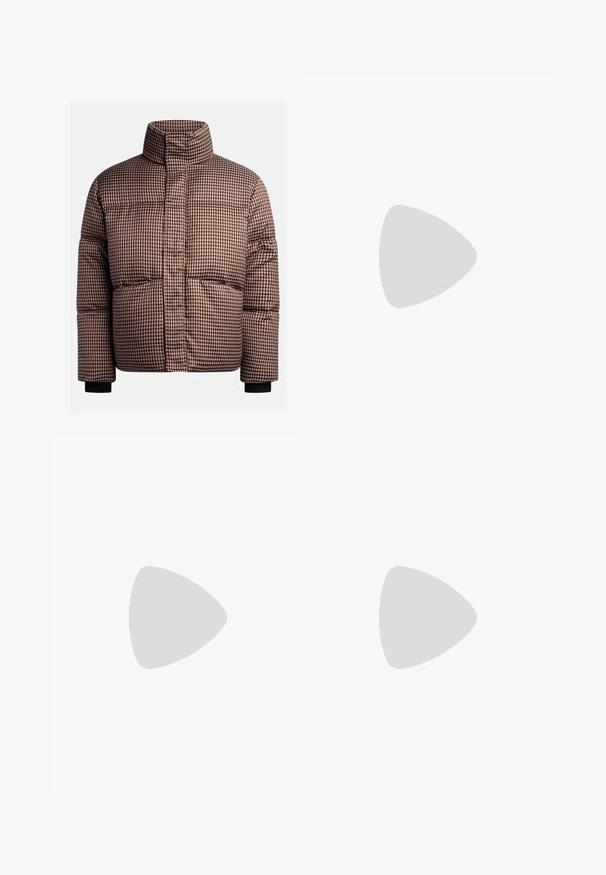 Kollad puffjacka i bruna och gräddiga nyanser, med hög krage, framfickor och elastiska ärmslut för en snug passform.; Vit bomull t-shirt med korta ärmar och rund hals. Har en liten, diskret Nike-logotyp på bröstet och en sidetikett.; Vita casualbyxor med elastisk midja och stora framfickor, visade mot en enkel ljus bakgrund.; Vita lädersneakers med grön Nike-logga, rund tå, platt sula, kombinerade med ljusblå denimbyxor, visade på en blå matta.