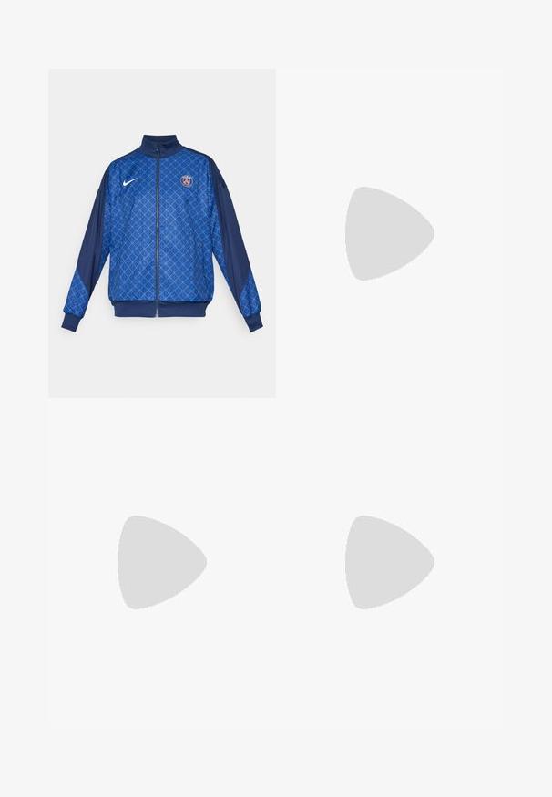 Giacca blu con zip, decorata con un motivo geometrico, caratterizzata da un colletto alto e polsini elastici. Logo Nike sul davanti, insieme a un distintivo a tema Parigi.; Maglia da calcio bianca a maniche lunghe con accenti blu navy, con il logo del Tottenham Hotspur e "AIA" in rosso sul davanti.; Pantaloni jogger Nike grigio chiaro con dettagli neri. Presentano loghi ricamati, vita elastica con cordino e caviglie svasate.; Sneaker in pelle nera con superficie texture, baffo Nike bianco, suola grigia, punta rotonda e design con lacci. Presenta delle perforazioni sulla punta.