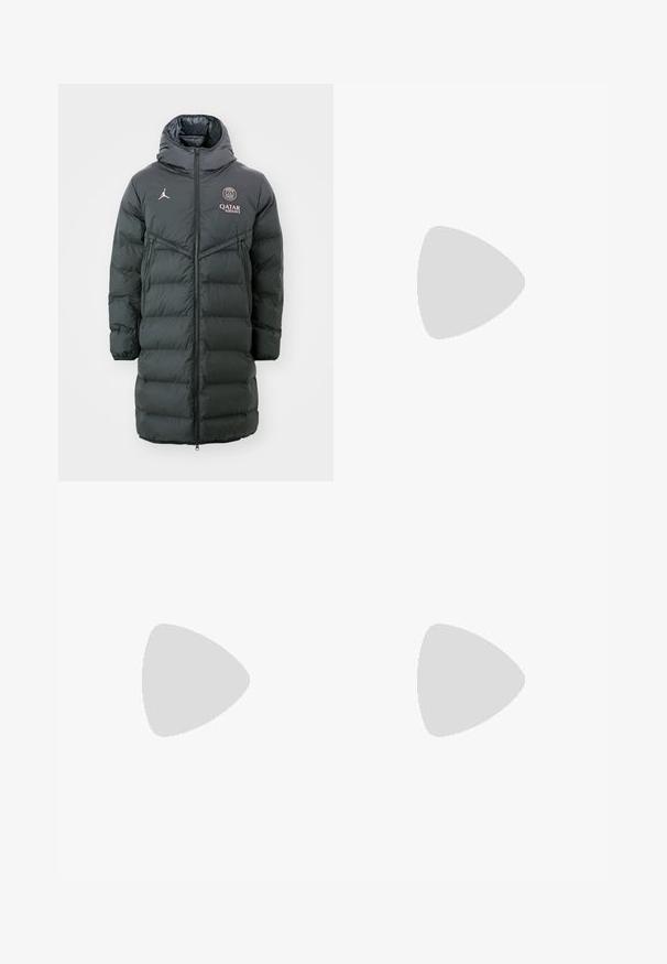 Nike Performance PARIS ST GERMAIN NIKE SF REPEL STRIKE PARKA - Club wear - black/rust pink; Nike Performance TOP - Long sleeved top - black/anthracite/reflective silver; Black athletic joggers with an elastic waistband, slim fit, and white Nike logo on the left side. Soft fabric with a smooth texture.; Black soccer cleats with textured upper and black laces, being tightened by hands. Set against a green surface, featuring black athletic attire with white socks.