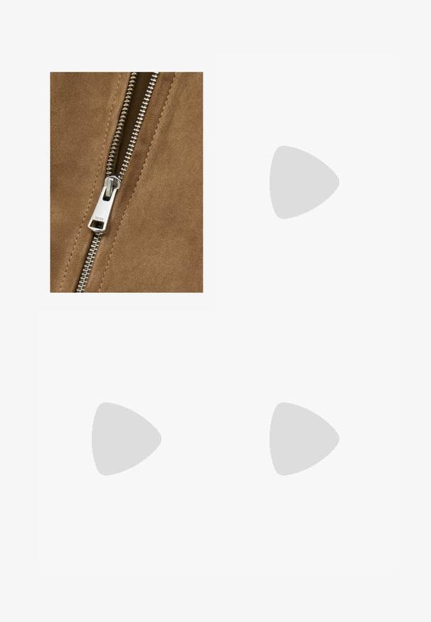 Brunt ruskind med en sølvmetallåsdetalje, der viser en glat tekstur og tæt placerede tænder, hvilket forbedrer tøjets design.; Lys beige kortærmet t-shirt med rund halsudskæring, lavet af blødt, glat stof. Har en afslappet pasform og lige forneden.; Hvide bukser med vidde lavet af et let materiale, som har en flad front, læg og en taljebånd, der giver en løs og luftig pasform.; Beige patentlæder slingback højhælede sko med spidse tæer og et strømlinet design, som har en tynd høj hæl og et udsnit på siden.; Sorte rektangulære solbriller med grå linser, en tyk plastikramme og gyldent accent ved tinningsområdet. Mat finish med glat tekstur.; Blødt, strikket cremehvidt tørklæde, løs foldet i toppen med begge ender hængende lige ned.