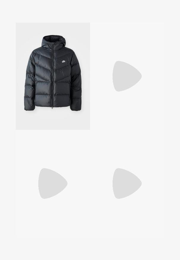 Sort dunjakke med hætte, der har lynlås foran, chevron quiltet design, sidelommer og Nike-logo på brystet.; Hvid bomuldst-shirt med korte ærmer, med et sort Nike-logo og teksten "AUTORISERET PERSONALE ONLY" på venstre bryst.; Lysebeige brede bukser lavet af bomuld. Har forlommer og en knaplukning. Glat tekstur med subtile lodrette linjer.; Hvide atletiske sneakers med en glat overdel, snørebåndslukning, polstret sål og en synlig luftenhed med røde akcenter på brandingen.