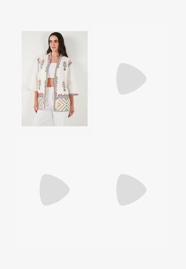 LELA LOOSE FIT - Nyári dzseki - ecru; Fehér pamut póló kerek nyakkivágással és rövid ujjakkal. Egyszerű dizájn, sima textúra, nincs minta vagy díszítés.; Fekete, bő szabású farmernadrág magas derékkal, elülső és hátsó zsebekkel, varrott felületekkel és gombos záródással. Sima textúra.; Fekete csúszó szandál, két arany csattal, sima textúrájú anyagból, lapos talppal és minimalista dizájnnal.