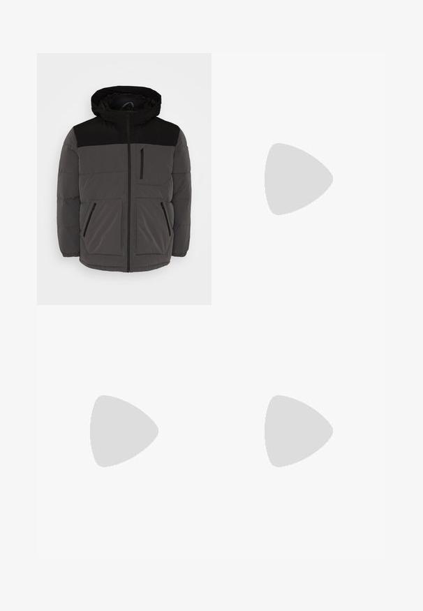 Grå pufferjakke med sorte detaljer, der har hætte, lynlås foran og to sidelommer, hvoraf den ene er med lynlås, samt synlige syningsdetaljer.; Langærmet sort T-shirt lavet af bomuld, med rund halsudskæring, løs pasform og ribbede ærmer. Glat tekstur uden synlige mønstre.; Sorte bukser med elastisk talje og lige ben, der har en glat tekstur og ingen synlige mønstre eller hardware.; Sorte lædersko med rund tå, snørebåndsdesign og tyk, tekstureret sål. Båret sammen med skræddersyede sorte bukser og en ribbet sweater.
