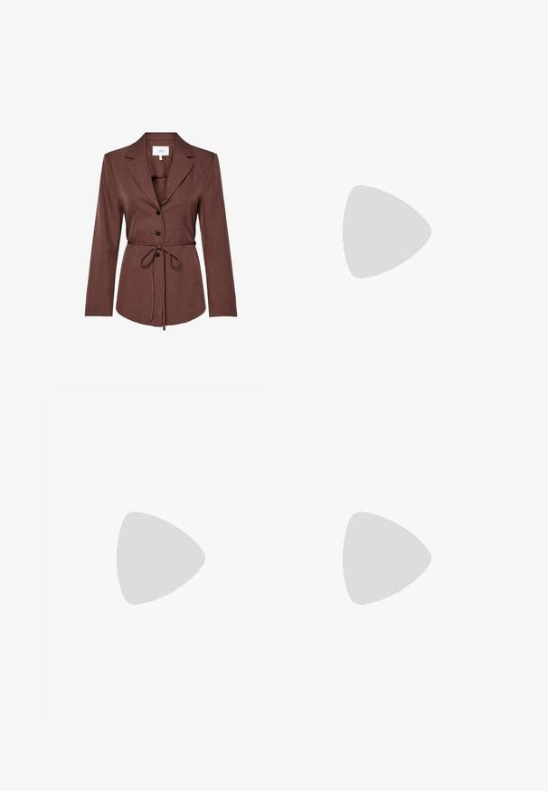 Hnědý přizpůsobený blejzr s klopami, třemi černými knoflíky vpředu a tenkým opaskem na zavazování v pase.; Dvě bezrukávové halenky s ribovým stojáčkem v černé a bílé barvě, které mají přiléhavý střih a hladkou texturu, s krácenou délkou.; Černé široké kalhoty z lehkého materiálu s předním zapínáním na knoflík a hladkým předním dílem, s pečlivě přišitými lemy.; Sportovní boty s bílým koženým svrškem, šedou semišovou špičkou a třemi černými pruhy. Obsahují modré logo na jazyku a texturovanou gumovou podrážku.