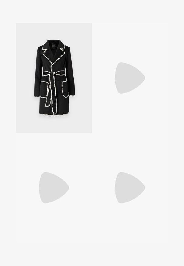 Cappotto nero con collo a scialle, bordi bianchi a ondine, maniche lunghe, due tasche frontali e una cintura abbinata in vita. Texture morbida.; Top nero a maniche lunghe con texture a coste e un dettaglio unico con taglio sul petto, dal collo rotondo e silhouette aderente.; Pantaloni in pelle nera con design a gamba dritta, dotati di chiusura frontale con bottone, passanti per cintura e una texture liscia e lucida.; Stivali neri al ginocchio in morbidissimo ecopelle con punta affusolata, caratterizzati da tre fibbie argentate sul lato e un tacco spesso.