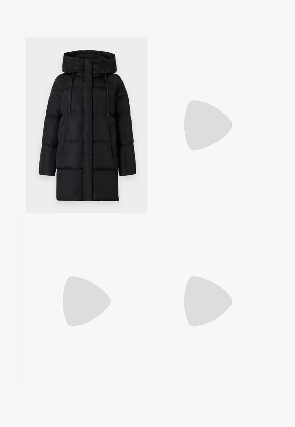 WEEKEND MaxMara NEWBEMBO - Πουπουλένιο μπουφάν - nero; Μαύρο μακρυμάνικο πουλόβερ με ψηλή λαιμόκοψη και ριγωτές μανσέτες και τελείωμα, το οποίο είναι παρουσιασμένο σε απλή λευκή φόντο.; Μαύρο παντελόνι φτιαγμένο από λείο ύφασμα με ψηλή μέση, φαρδιές γάμπες, πλάγιες πιέτες και κλασσικές θηλιές ζώνης. Δεν υπάρχουν ορατές πλαϊνές τσέπες.; Μαύρες δερμάτινες μπαλαρίνες με μυτερή μύτη, που διαθέτουν ένα λουράκι με κυκλικό μεταλλικό κούμπωμα και επίπεδη σόλα.