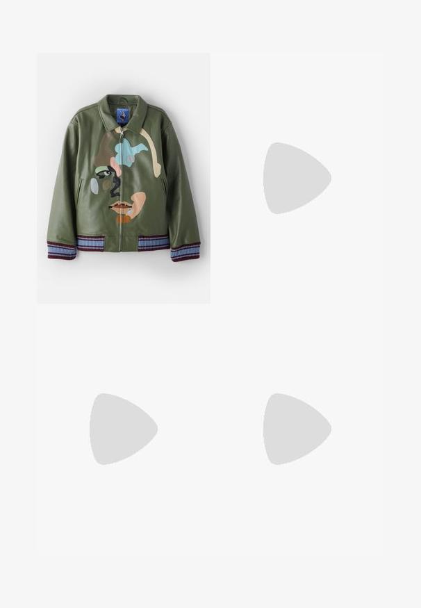 Grön läder bomberjacka med en färgglad ansiktsdesign, dragkedja fram, två sidofickor och randiga ribbade ärmar och krok.; Svart bomullströja med korta ärmar och rund halsringning. Har en liten grön Lacoste-krokodil-logotyp på bröstet. Slät textur.; Byxor med vida ben i mörkblå bomullstyg, med framfickor och knappstängning. Slät textur med minimalistisk design.; Svart mocka snörning ankle boot med dragtab och strukturerad sula, med en liten präglad krokodil-logotyp på sidan.