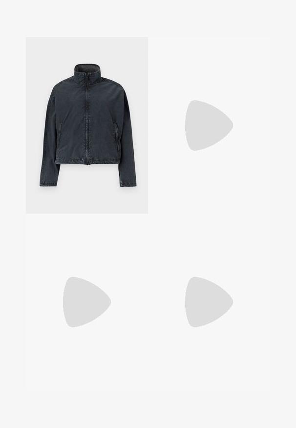 Must tume lühike jakk, mis on valmistatud pehmest ja siledast materjalist, kõrge kraega, ees lukuga ja küljetaskutega, millel on peened õmbluse detailid.; Heledad beež pluus lühikeste varrukatega, V-kaelusega ja esise keerdumise detailiga, külgedel kogutud tekstuuriga, et saavutada keha lähedane mudel.; Must värvi pliiatsiseelik, millel on drapeeritud esiosakujundus ja dekoratiivne metallikaktsent vööl. Valmistatud venivast kangast.; Must musta kõrge kontsaga king, terava varbaga, pohlavööga ja peene kontsaga. Sile tekstuur koos kuldse aktsendiga kontsa aluses.
