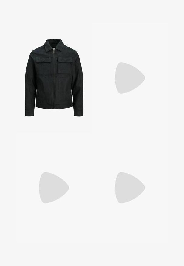 Jack & Jones PREMIUM JJEPAYTON JACKET - Kunstnahast jakk - jet black; Must have lühikeste varrukatega must T-särk, mis on valmistatud tekstuursetest materjalidest, ümmarguse kaelusega ja lõdva lõikega. Lihtne, ilma mustrite või aktsentideta.; Mustad mustadest riietest, millel on sirge jalgade disain, kaks eesmist voltimist ja tavaline vöökoht, millel on vöökohad.; Must musta kingad tekstureeritud nahast pealmise osaga, valge kummist tallaga ja nähtamatute paeltega. Küljel on brändi logo.