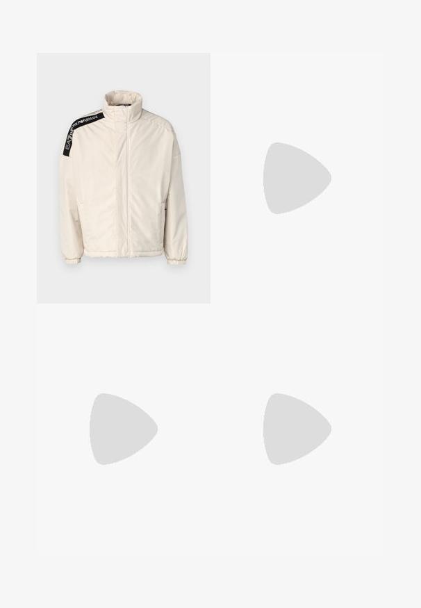 Vadderad ljusbeige jacka med hög krage. Har svarta logotypdetaljer på axeln och elastiska ärmslut för en figurnära passform.; Vit bomull t-shirt med rund halsringning och korta ärmar, med en guld EA7 Emporio Armani-logotyp tryckt på framsidan.; Svarta träningsshorts i mjukt tyg, med ett elastiskt midjeband och en liten gul EA7-logotyp på nedre vänstra benet.; Vita och svarta sneakers med en slät läderöverdel, texturerade detaljer och en kraftig vit sula. Har en klassisk snörningsdesign.