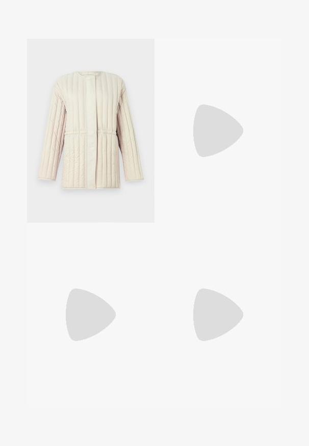 Jachetă căptușită de culoare bej deschis, cu model matlasat vertical, croială lejeră, guler rotund și închidere cu capse în față. Material moale, texturat.; Tricou alb din bumbac cu mâneci scurte, guler rotund și o croială relaxată. Textură netedă, fără imprimeuri sau accente, design minimalist.; Jeans din denim albastru deschis cu talie înaltă, croială evazată, două buzunare laterale și un design pliat. Textură moale cu un finisaj decolorat.; Pantof cu toc mic, cu vârf ascuțit și slingback, realizat din piele netedă, având un design decupat pe lateral pentru respirabilitate.
