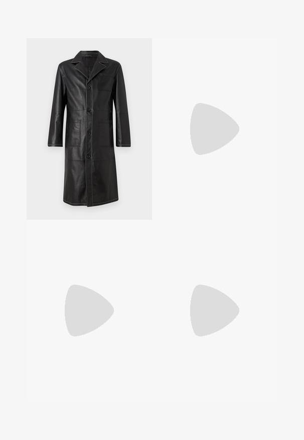 Cappotto di pelle nera con design aderente, colletto a risvolto, bottoni frontali e due tasche applicate. Le cuciture bianche enfatizzano le cuciture.; T-shirt in cotone nero con maniche corte, scollatura rotonda, presenta un piccolo logo bianco Levi's sul petto, texture liscia, vestibilità classica.; Jeans in denim nero con design a gamba dritta, dotati di una chiusura frontale con bottone e stile classico a cinque tasche.; Sneaker bianco con una tomaia sintetica liscia, punta rotonda, lacci piatti, suola testurizzata e un design a piattaforma stratificata per un'altezza extra.