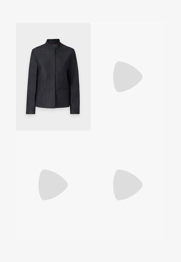 Mørkegrå jakke med ståkrage, to frontlommer og et rent design. Laget av teksturert stoff, som gir et minimalistisk utseende.; Hvit bomulls t-skjorte med korte ermer, rund hals, avslappet passform og sydd kant. Merke synlig på innsiden av halsen.; Sorte vidde bukser med en glatt tekstur, med høy midje og sentrale folder. Ingen synlige mønstre eller maskinvaredetaljer.; Sorte lakk lær høye hæler med firkantet tå, ankelrem og chunky hæl. Inkluderer perforerte detaljer langs kanten.