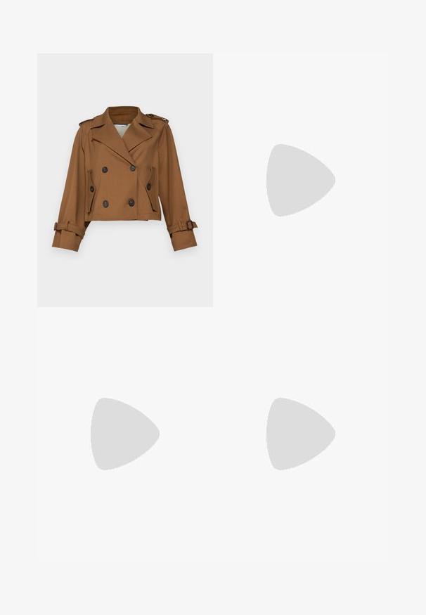 WEEKEND MaxMara OPOSSUM - Giacca leggera - cuoio; Top corto a maniche corte di colore bianco, in maglia, con scollatura rotonda. Presenta una texture liscia e accenti a coste sottili sulle maniche e sull'orlo.; Pantaloni beige su misura con vestibilità dritta, caratterizzati da pieghe davanti, una texture liscia e vita a media altezza. Senza tasche visibili.; Sandali con tacco in vernice beige, caratterizzati da cinturini incrociati, punta aperta e un tacco sottile di media altezza con una suola marrone chiaro.