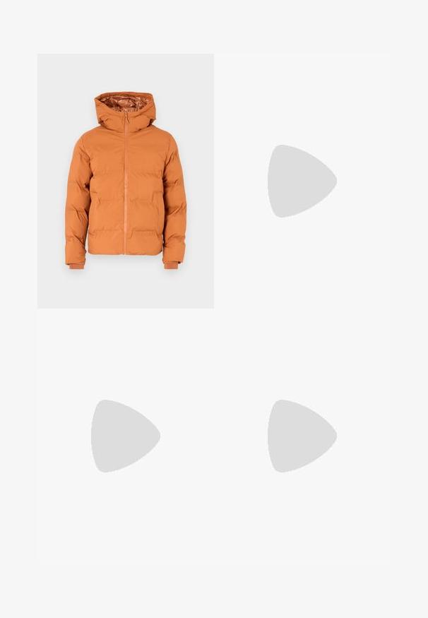 Pufjakas piededz sadegts apelsīnu krāsā, ar cepuri, priekšējo rāvējslēdzēju un elastīgām aprocēm. Gluda virsma un iešūtas šuves, nodrošinot siltumizolāciju.; Divas polo kreklu komplekts: viens tumši zils un viens balts, abi ar mazu sarkanu, baltu un zilu akcentu uz krūšu kabatas un apkakles.; Tumši zili džinsi ar šauru piegriezumu, ar vieglu izbalēšanu, piecām kabatām un metalizētu pogu aizdari. Šuvju akcenti kontrastējošā krāsā.; Balti sporta apavi ar gludu ādas virsu, sasienamais priekšpuse, perforēts purngals un rakstaina zole. Minimālisma dizains ar trim sānu svītrām.