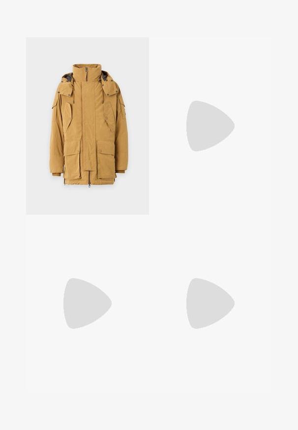 Belstaff DISPATCH  - Parka - glaze yellow; Guess CLASSIC - Print T-shirt - jet black; Light blue denim jeans with a loose fit, straight legs, five-pocket design, and a button closure at the waist. Minimalistic stitching detail.; Lacoste L003 2K24 224 - Trainers - dark green/black