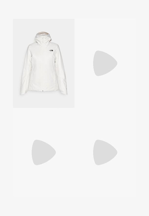 The North Face QUEST INSULATED JACKET - Jachetă outdoor - white dune; Tricou din bumbac negru, cu guler rotund și mâneci scurte. Logo alb notabil în partea stângă sus. Textură netedă, croi casual.; Leggings negre cu talie înaltă, fabricate dintr-un material elastic, având o textură netedă și un logo alb imprimat pe partea stângă.; Pantofi de drumeție negri cu un superior din țesătură texturată, sistem de șireturi și talpă din cauciuc robustă. Accentați cu detalii reflectorizante și logo-uri.