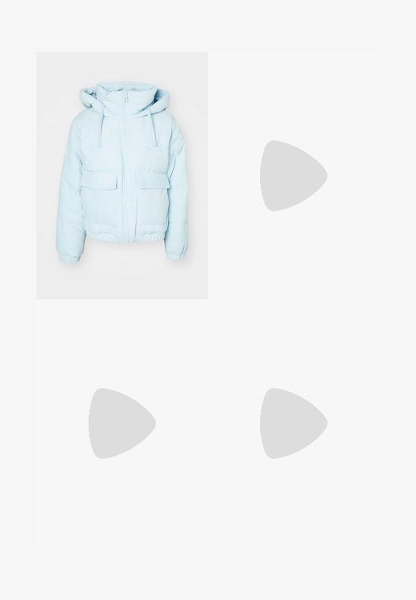 Chaqueta de plumas de pana azul claro con capucha, que presenta una cremallera frontal, dos grandes bolsillos y puños elásticos para un ajuste ceñido.; Camiseta blanca de algodón con una ilustración rosa de un gato y estrellas, con el texto "Club de Gatos Lindos" debajo del diseño.; Jeans acampanados de color azul claro hechos de denim, con una cintura alta, cinco bolsillos y un cierre de botón. Textura suave con acabado desgastado.; Zapatillas de lona azul claro con una puntera y suela de goma crema, que cuentan con cordones blancos y una lengüeta en el talón.