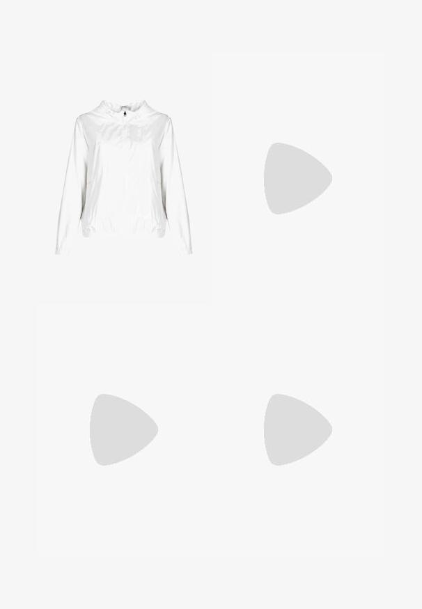 INVICTA Kurtka wiosenna; Biała koszula z długim rękawem i szerokim dekoltem, wykonana z miękkiego materiału. Gładka tekstura, proste wykończenie i brak widocznych elementów metalowych lub wzorów.; Jasnoszare szerokie spodnie wykonane z miękkiego materiału, z wysokim stanem i bocznymi rozcięciami, które zapewniają dodatkowy przepływ i komfort.; Beżowe sneakersy z siateczki i zamszu. Zawierają czarne logo i teksturowane akcenty. Gruba biała środkowa podeszwa i czarna gumowa podeszwa.