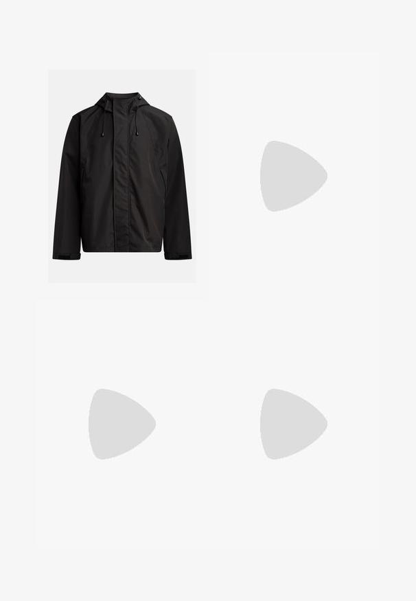 Črna vodoodporna jakna z visokim ovratnikom, nastavljivo kapuco in ježki na manšetah; gladka tekstura z minimalističnim oblikovanjem.; Temno zelena kapuca iz mešanice bombaža, z značilnim velikim logotipom "G.A.P." v beli in mornarsko modri barvi, sprednjim kenguru žepom in kapuco z vrvico.; Črne kavbojke ravnega kroja z žepi, gumbnim zapiranjem in zankami za pas, ležijo položene na belem ozadju.; Bežna bombažna hlače z igrivimi vezeninami, ki vključujejo roza lik in barvni blok, v kombinaciji s črnimi čipkastimi športnimi copati.