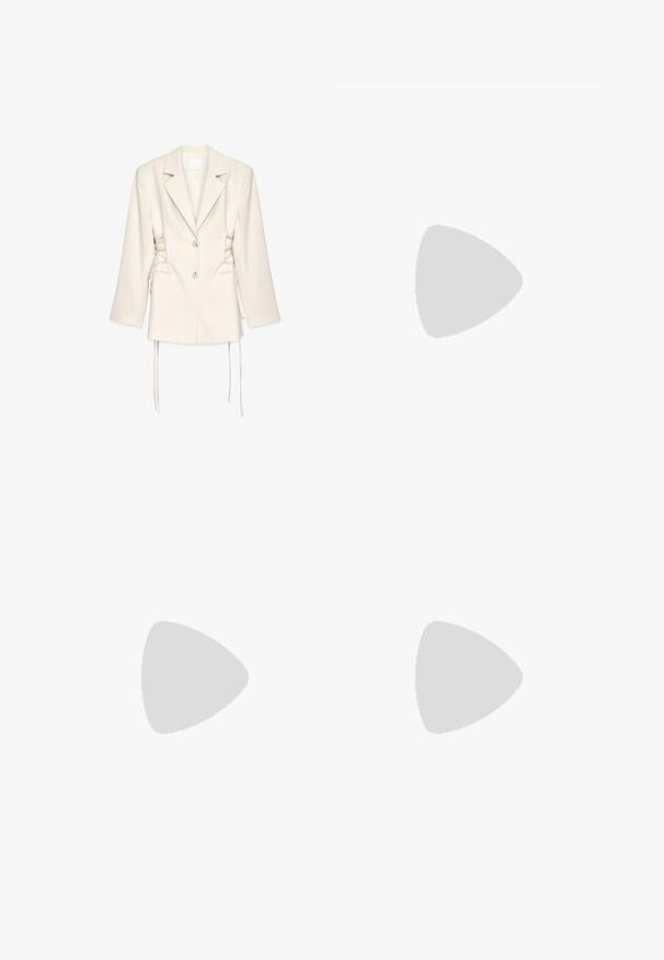 Blazer kremne barve s prikrojeno silhueto, zapiranjem z dvema gumboma ter vezanjem na straneh. Ima strukturirane ramena in dolge rokave.; Bela kratka majica s kratkimi rokavi in okroglim izrezom. Ima nabran teksturo ob straneh in prilegajočo silhueto, izdelana iz mehke, raztegljive tkanine.; Bele široke hlače iz lahkega materiala. Imajo elastičen pas s vrvico in stranske žepe. Gladka tekstura.; Svetlo roza antilopni športni copati z belimi črtami in vezalkami, z teksturirano jezičko in gumo podplatom, postavljeni na modrem tepihu.