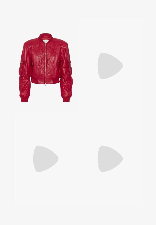 Gestuz ZANIA - Kožená bunda - haute red; Stradivarius HALTER  - Šaty do práce - dark brown; Strieborné sandále na tenkom podpätku s nízkym podpätkom, obsahujúce viacero krížových popruhov, členkový popruh s prackou a hladký, lesklý povrch.; Náušnice v zlatej farbe v tvare srdca s textúrovaným povrchom, s visiacou perlou ako ozdobou. Obsahuje aj zodpovedajúce náušnice srdcového tvaru na puzetu.