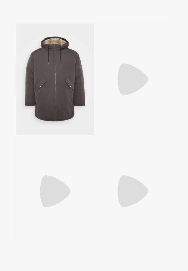 Jack & Jones JJLOOP - Vinterfrakke - mulch; Marineblå stribet trøje med korte ærmer, med rund halsudskæring, tre hvide skulderstriber og broderede logoer i guld.; Et label med flersprogede tekster, pleje symboler og genbrug ikoner, trykt på et blødt stoflignende materiale i lyse farver.; Sorte sneakers lavet af ruskind og læder, med et blåt logo og en brun gummisål. Kombineret med grå sokker og kordfløjlbukser.
