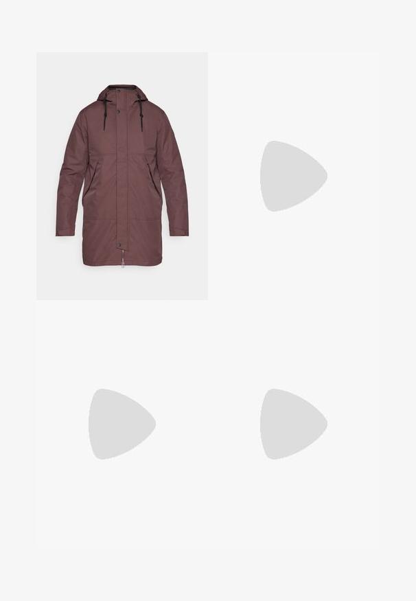Veste isolée marron avec capuche, fermeture éclair avant et fermeture à pression. Dispose de deux poches latérales et de cordons de serrage ajustables sur la capuche.; T-shirt en coton blanc avec un col rond et des manches courtes, orné d'un logo doré EA7 Emporio Armani imprimé sur le devant.; Shorts de sport noirs en tissu doux, avec une taille élastique et un petit logo jaune EA7 sur le bas de la jambe gauche.; Baskets en cuir blanc avec une finition lisse, bout arrondi, lacets plats et semelle texturée. Présente un logo discret sur le talon.