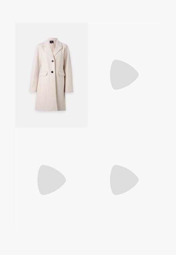 Beige villasekoitustakki, jossa on muotoiltu malli, avokäänteet, kaksi etutaskua ja keskellä napit. Sileä pinta ja selkeä istuvuus.; Harmaa raidoitettu neule, pitkät hihat, pyöreä kaula-aukko, laineileva helma vyötäröllä, keskikokoinen neuletekstiili, pehmeä materiaali.; Vyötäröltä korkeat leveälahkeiset farkut tummassa pesussa, joissa on sileä rakenne. Niissä on etutaskut, nappikiinnitys ja haalistumisdetailit.; Korkokenkät, joissa on terävä kärki ja hopea, kultainen sekä nude-väriyhdistelmä. Kiiltävä pinta ja leikkausdesign, varustettuna stikettikorkealla.; Hopeapintainen metallinen pussilaukku, jolla on pehmeä, pyöreä muoto ja solmittava yläosa. Valmistettu sileästä tekonahkamateriaalista.; Hopehope hopeilla, joissa on minimalistinen muotoilu. Pyöreä muoto, sileä pinta ja ohut profiili. Kevyet ja kiillotetut.
