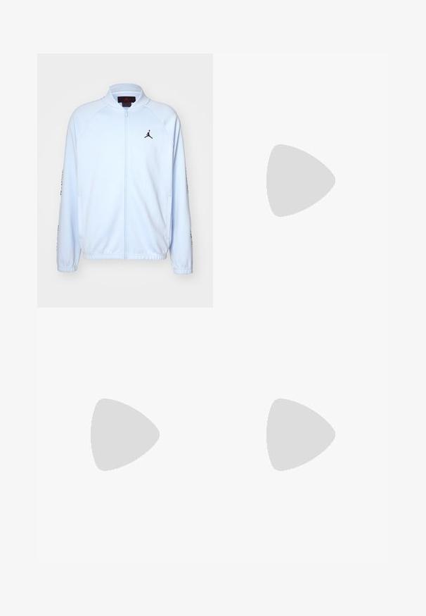 Jordan TRACK SUIT JACKET - Jakna za treniranje - hydrogen blue; Crna majica kratkih rukava s bijelim trostrukim detaljima na ramenima i malim bijelim logotipom na prsima. Glatka tekstura tkanine.; Crne sportske hlače s elastičnom trakom oko struka, s bijelim bočnim prugama i malim logotipom. Materijal izgleda mekan i lagan.; Crne nubuk tenisice s žutim detaljima, sa tri pruge i smešnim gumenim potplatom. Imaju jastučić na jeziku za udobnost.