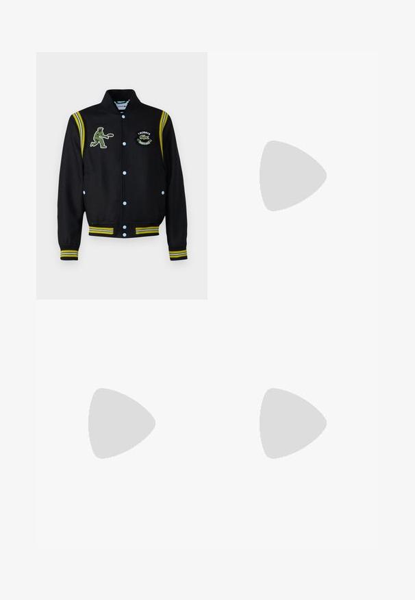 Zwarte varsityjack met blauwe drukknoopjes, gele en blauwe gestreepte accenten, en geborduurde groene tennisser en logo patches.; Zwarte katoenen t-shirt van Nike met een klassieke ronde hals, korte mouwen en een subtiele, reliëflogo op de borst. Gladde textuur.; Zwarte casual broek met koord in de taille, met zijzakken en rechte pijpen op een effen achtergrond.; Zwarte sportschoenen met gestructureerde stof en rubberen zolen, met elastische veters en een blauwe accent op de hiel. Draag samen met lichte spijkerbroeken.