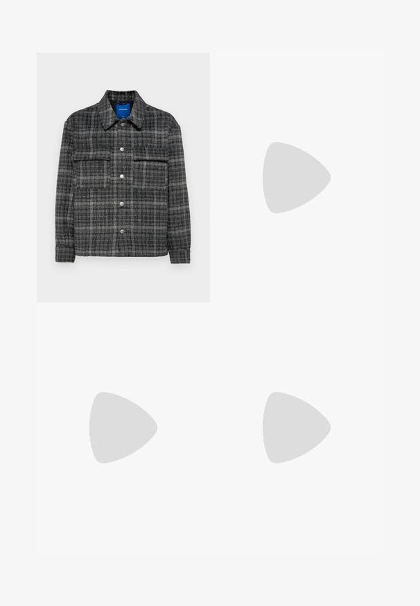 Grijze geruite jas met een knoopsluiting aan de voorkant, twee borstzakken en een kraag. Zacht, gestructureerd materiaal met zilverkleurige knopen.; Zwart kortemouwen T-shirt gemaakt van ribgebreide stof, met een ronde halslijn en een eenvoudige, boxy silhouet.; Zwarte denim broek met een recht gesneden pasvorm, vijf gebruikersvriendelijke zakken en een sluiting met een knoop aan de voorkant. Soepele textuur met minimale stikdetails.; Zwarte leren dresschoenen met een ronde neus, vetersluiting, subtiele stiksels en een lage hak. Glad oppervlak met gepolijste afwerking.