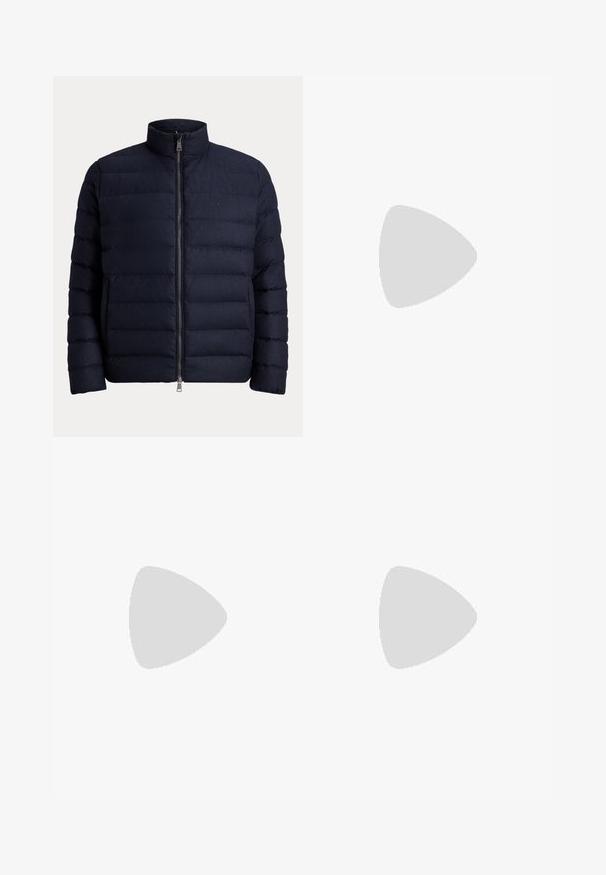 Tamsiai mėlynas pūkinis švarkas su aukštu apykakle, užtrauktuku priekinėje dalyje ir siuvinejimo raštu. Pagamintas iš minkštos, izoliuotos medžiagos, suteikiančios šilumą.; Balta ilgomis rankovėmis marškinėliai iš medvilnės. Gali būti apvalios formos kaklas, raukšlės ant rankovių, ir nedidelis tamsiai mėlynas polo logotipas kairėje krūtinės pusėje.; Šviesiai rudi medvilniniai chinos tipo kelnės su plokščiu priekiniu dizainu, diržo kilpomis ir šoninėmis kišenėmis. Tiesaus kirpimo dizainas su lygiu paviršiumi ir lengvu, kvėpuojančiu jausmu.; Baltos odinės sportbačiai, žemo profilio, su lygia tekstūra, apvalia nosimi, raištelių sistema priekyje ir mažyte siuvinėta logo šone.