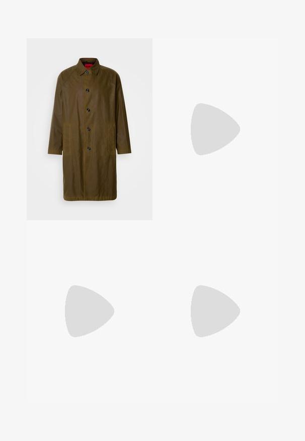 Manteau imperméable vert olive avec une coupe droite, fermeture à boutons, poches latérales et un col. Texture lisse.; T-shirt noir à manches courtes en coton mélangé doux, avec un col rond et un design minimaliste sans motifs ni accents.; Pantalons de jogging noirs en tissu lisse. Dotés d'une taille élastique avec cordon de serrage, jambes fuselées, et sans poches visibles. Design simple.; Chaussures noires en cuir à lacets avec un bout arrondi, finition lisse et détails de couture subtils, portées avec un pantalon beige clair.
