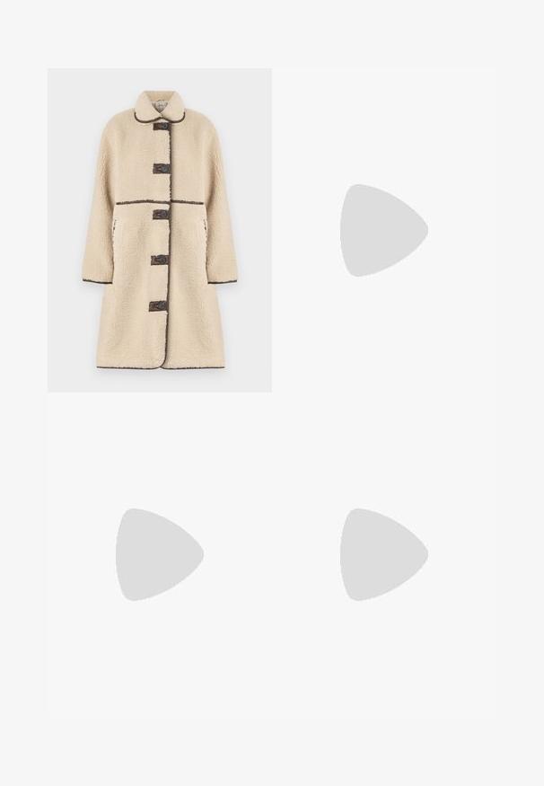 Krämsfärgad fleecejacka med en avslappnad passform, knäppning framtill, bruna detaljer och två sidofickor. Har krage och texturerad tyg.; Vit skjorta med knappar, tillverkad av mjuk bomull, med klassisk krage, långa ärmar och en böjd fåll. Knapparna är små och vita.; Brun bomull A-linje kjol med hög midja, med veck ned längs framsidan och en mjuk textur. Sömmen är ren och enkel.; Burgunderfärgad lackläderballettskor med rund tå, liten rosettdekoration fram och en låg, svart gummisula. Slät textur.