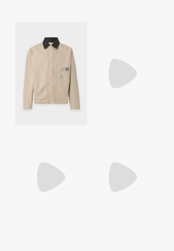 Beige kanvasjakke med sort kordfløyelskrage, med et merke på venstre bryst og to frontlommer. Enkelt, strukturert design.; Hvit bomull t-skjorte med korte ermer, rund hals og en liten svart logo på venstre bryst. Myk tekstur og standard passform.; Svarte denimjeans med en avslappet passform, som har en klassisk fem-lommers design, glidelås og synlig stikning langs sømmene.; Svarte sportssko med teksturert stoff og gummisåler, med elastiske lisser og en blå detalj på hælen. Brukt med lyse denimbukser.