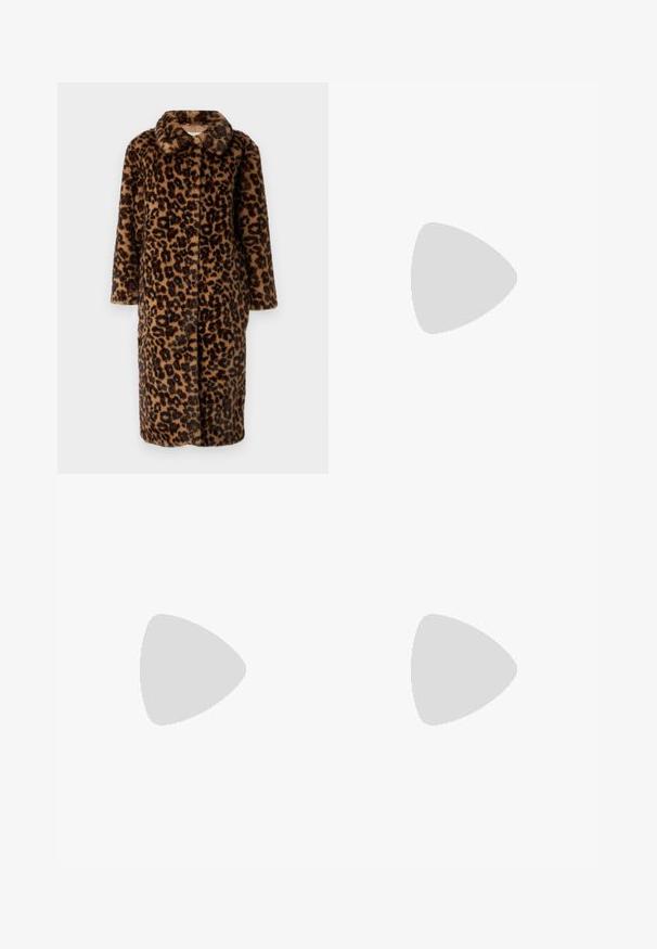 Leopardmönstrad fuskpälsjacka med utskuren krage och långa ärmar; har en knäppning fram och en mjuk textur i bruna och svarta nyanser.; Svart bomullströja med korta ärmar, med en liten rosa fjärilsgrafik på vänster bröst. Rundad halsdesign med en avslappnad passform.; Svarta polyester culottbyxor med elastisk midja, två framfickor och en lös silhuett. Inga synliga mönster eller hårdvarudetaljer.; Svarta lackerade klacksandaler med fyrkantig tå, ankelremmar och silverfärgade spännen. Har en kraftig blockklack för stabilitet.