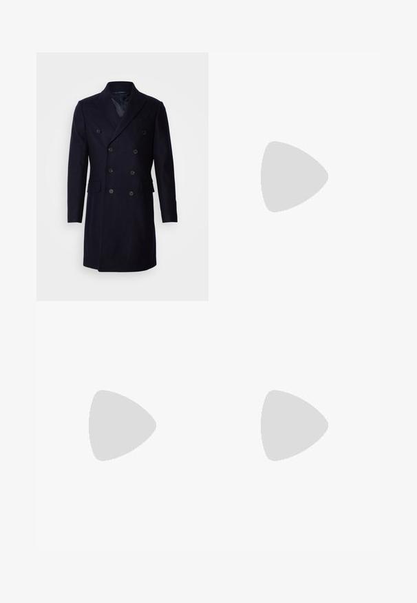 Isaac Dewhirst LONG PEA COAT - Cappotto classico - navy; Maglione nero a pullover con colletto con zip, maniche lunghe, polsini e orlo a coste, realizzato in un tessuto morbido e liscio.; Pantaloni grigi chiari con una texture liscia, frontale piatto e gambe dritte. Realizzati in tessuto traspirante, dotati di tasche interne e passanti per cintura.; Scarpe in pelle nera stile mocassino con suola piatta e testurizzata, caratterizzate da una punta cucita e una fascia sul dorso del piede.; Occhiali da sole Ray-Ban con lenti verdi, montatura in plastica nera e dettagli dorati ai bordi. Forma quadrata con finitura opaca.