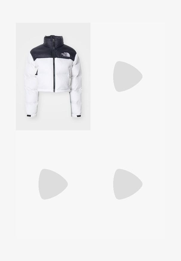 The North Face NUPTSE SHORT JACKET - Piumino - white dune/black; Top nero a maniche corte realizzato in tessuto liscio; presenta un colletto drappeggiato e un orlo asimmetrico, con una vestibilità aderente.; Pantaloni culotte neri in poliestere con una cintura elastica, due pieghe frontali e una silhouette ampia. Nessun motivo visibile o dettagli in metallo.; Sandali con tacco in vernice nera, con punta squadrata, cinturini alla caviglia e fibbie in argento. Presentano un tacco a blocco spesso per maggiore stabilità.