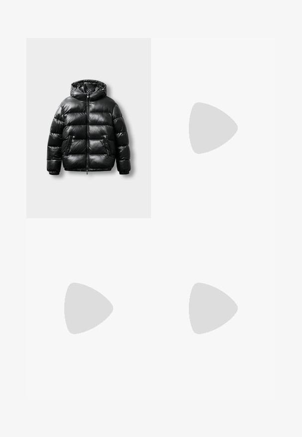 Mustmustud musta läikiva pinnaga, kapuutsiga, luku ja kahe külje taskuga. Omab tikandimustrit ja elastseid mansette.; Noor, kellel on punutud juuksed, kannab heledat halli Nike T-särki ja musti Nike lühikesi pükse,neutraalset valget tausta vastu.; Beežid cargo-püksid kergest puuvillaste materjalist. Omab elastseid varrukatükke, mitmeid külgpocket'ite ja nööbiga sulgemist.; Valged nahast tennisetossud, millel on perforatsioonid, ümar nina, lame tallus ja paksud nöörid, nähtava swooshi logoga ja "AIR" kontsadel.