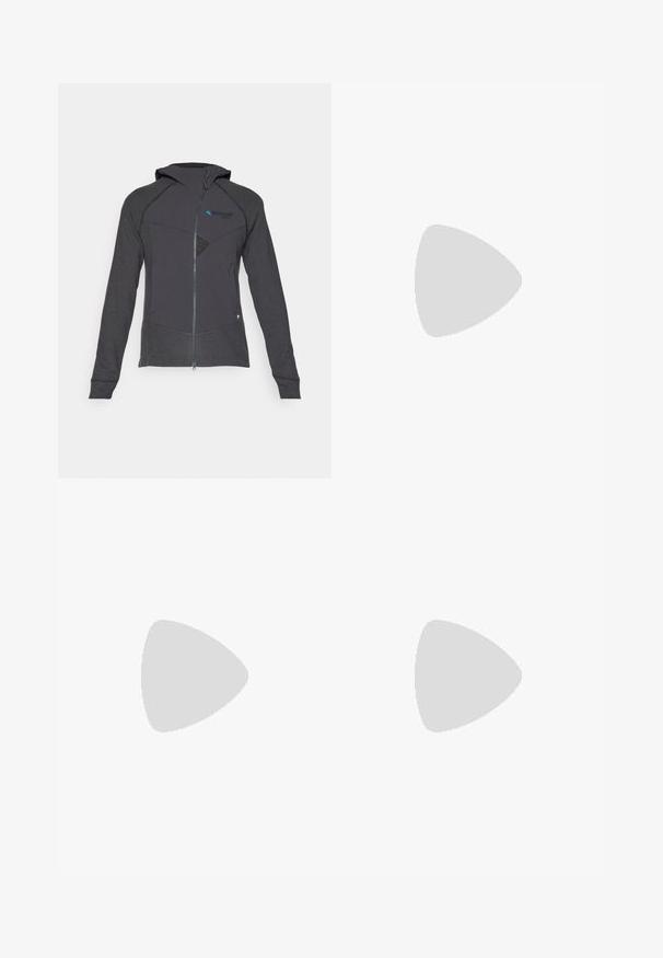 Dunkelgraue Zip-Hoodie aus strukturiertem Stoff, mit kontrastierenden Mesh-Einsätzen, Kapuze und einem kleinen blauen Logo auf der Brust.; Graues T-Shirt mit kurzen Ärmeln aus weichem, feuchtigkeitsableitendem Stoff. Hat einen Rundhalsausschnitt und ein kleines weißes Logo auf der oberen linken Seite.; Schwarze Laufshorts aus strukturiertem Stoff, mit elastischem Bund und seitlichen Taschen; vorne mit kleinem Logo.; Schwarzer Wanderstiefel mit einem mittelhohen Design, ausgestattet mit einer strukturierten Oberfläche, grauen Akzenten und einer robusten Gummisohle mit Profilstollen.