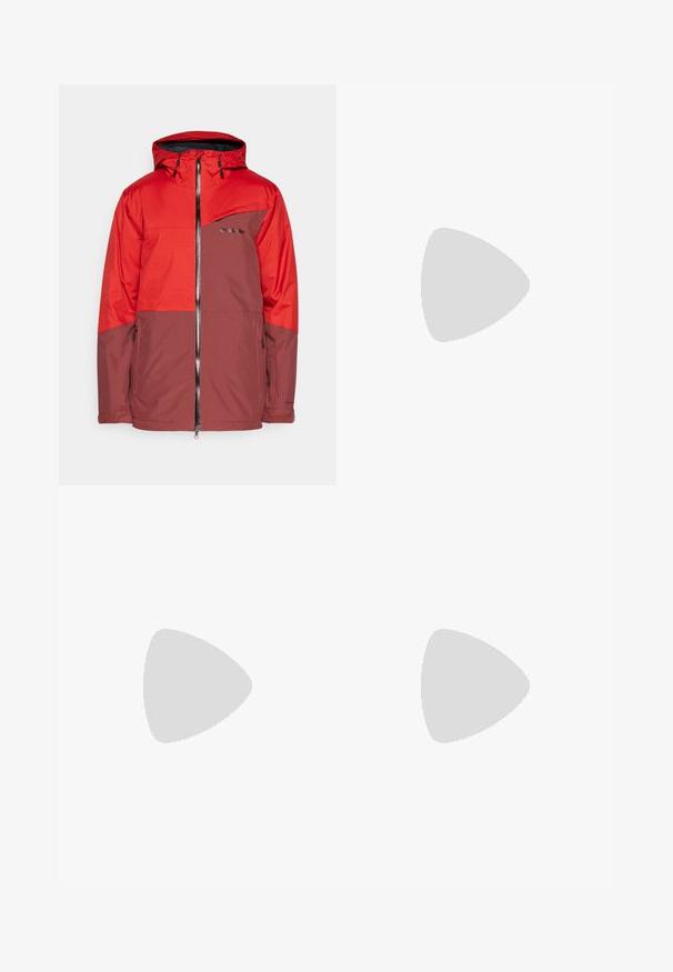 Rode en bruine waterdichte jas met een capuchon, ritssluiting aan de voorkant, borstzak en gestructureerde mouwen. Voorzien van het merklogo op de voorkant.; Zwarte katoenen T-shirt met korte mouwen, met een witte rechthoekige afbeelding van een vlieg op een dunne lijn, minimale branding onder het beeld.; Zwarte katoenen broeken met een losse pasvorm, voorzien van een klassieke tailleband, voorplooien en zijzakken. Gladde structuur zonder patronen.; Zwarte leren loafer met een chunky profielzool en een decoratieve band over de bovenkant, weergegeven in het linkerzijprofiel op een witte achtergrond.