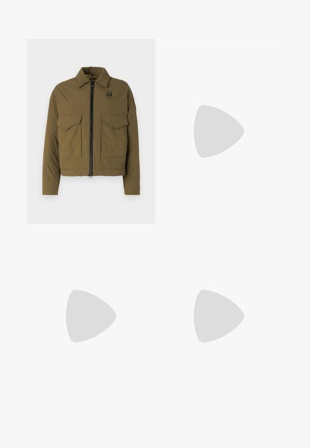 Olivengrønn cropped jakke laget av lett materiale, med glidelås foran, to brystlommer og spiss krage.; Hvit bomull T-skjorte med korte ermer, med et lite svart grafisk design av et ansikt med hjerte-øyne og en rett munn på brystet.; Lyseblå vide jeans laget av denim, med høy midje, frontlommer og et klassisk fem-lommers design, med subtile falming.; Sorte lærreim hæler med spiss tå, som har en slank hæl og en gullfarget detalj på den justerbare stroppen. Glatt tekstur.