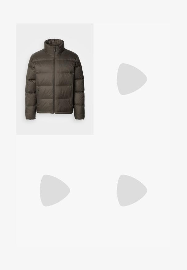 Mørk olivengrønn boblejakke med høy krage, glidelås foran og sydde seksjoner. Har sidelommer og et merketag på brystet.; Hvit bomull T-skjorte med svart "CK" logo og "Calvin Klein Jeans" tekst, korte ermer og klassisk rund hals.; Blå tettsittende jeans med fem lommer, falmet vask, knappelukking og beltehemper, vist mot en hvit bakgrunn.; Sorte tursko med en lagdelt design, teksturert stoff og gummisåle, med forsterkede områder og snøring foran.