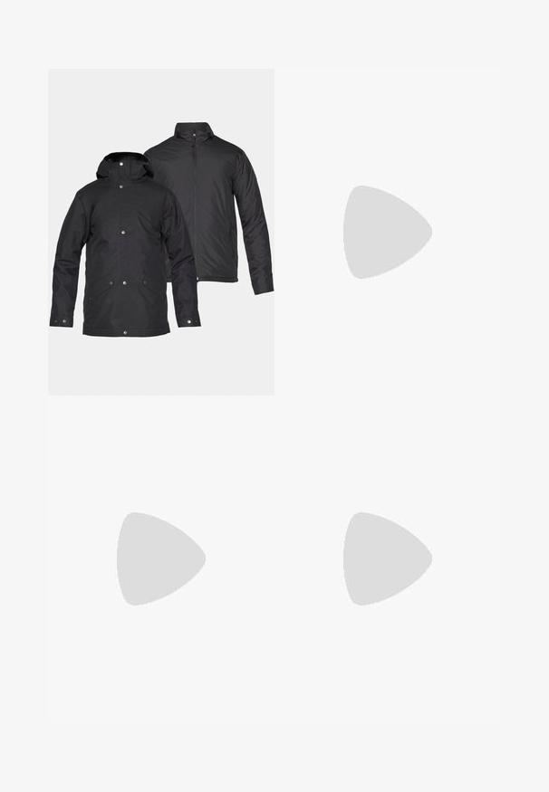 Dos chaquetas negras aisladas, una con capucha y botones a presión, la otra con cuello alto y cierre de cremallera.; Camiseta de rendimiento de manga corta negra, hecha de tejido transpirable, con cuello redondo y pequeño logo blanco "SALOMON" en el pecho.; Pantalones deportivos negros hechos de un tejido ligero, con una cinturilla ajustable, bolsillos laterales y puños ajustados en los tobillos.; Zapatilla de running negra con parte superior sintética, diseño texturizado y acentos rojos en contraste. Presenta un sistema de cordones seguro y una suela robusta.