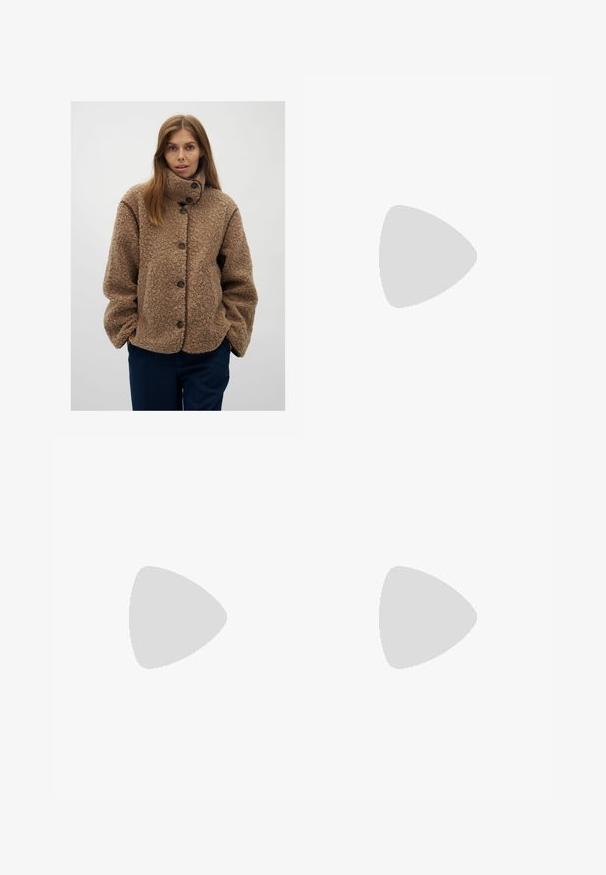 Chaqueta de forro polar marrón con un cuello alto, cierre de botones y ribete marrón en contraste. Corte holgado y superficie texturizada.; Top marrón de manga larga con un escote amplio y un detalle de nudo en un lado, hecho de una tela suave y texturizada.; Falda plisada de color azul marino con una cinturilla ancha, hecha de una tela suave. Presenta pliegues verticales y llega hasta la mitad de la pantorrilla.; Sandalia de tacón alto de ante rosa con tacón cuadrado, punta abierta y correa en el tobillo con un detalle de hebilla dorada. Correa frontal plana.; Bolso de hombro de imitación cuero marrón con forma curva, costura mínima y un acento de hardware en tono dorado. Presenta un cierre de cremallera en la parte superior y una correa ajustable.