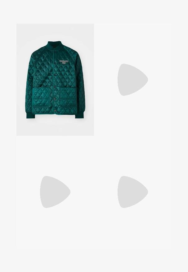 Gequilte bomberjack in donker teal, met een geribbelde kraag, twee voorzakken, drukknoopsluiting en geborduurd logo op de borst.; Zwarte tanktops in een verpakking van drie. Ribbelstructuur, standaard ronde halslijn, zonder mouwen. De zoom is voorzien van een klein merkembleem aan de onderkant.; Label tag met meertalige tekst, zorgsymbolen en recyclingiconen, gedrukt op een zacht textielachtig materiaal in een lichte kleur.; Witte sneakers van glad synthetisch materiaal, met geperforeerde designelementen, zwarte hieltab en platte witte rubbersole.; Zwarte nylon heuptas met meerdere ritssluitingen, verstelbare schouderband en een rode stoffen label met tekst. Compacte en functionele ontwerp.
