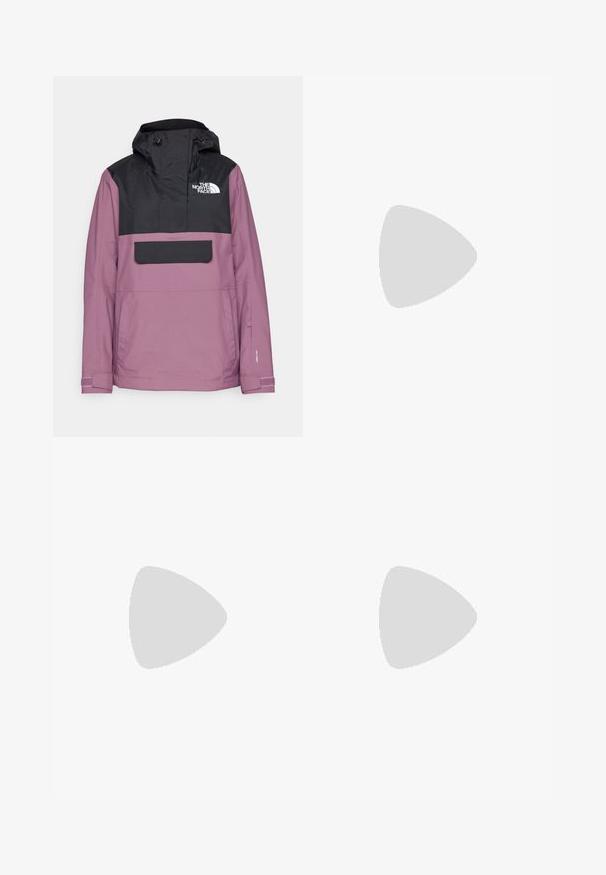 The North Face DRIFTVIEW ANORAK - Snowboardjacke - black/midnight mauve; Helle beige, kurz geschnittene Sweater, aus weichem Strickstoff, mit weitem Ausschnitt, überschnittenen Schultern sowie gerippten Bündchen und Saum.; Schwarze weit geschnittene Hosen mit elastischem Bund und Kordelzug. Weicher Stoff mit glatter Textur. Gerader Schnitt mit Seitennähten.; Beige Wildleder-Sportschuhe mit schwarzen Lederakzenten, weißen Schnürsenkeln und brauner Gummisohle. Drei schwarze Streifen auf jeder Seite.; Schwarze Leder-Schultertasche mit einer weichen, strukturierten Oberfläche. Sie hat ein geschwungenes Design und einen einzelnen verstellbaren Tragegurt. Kein zusätzliches Zubehör.